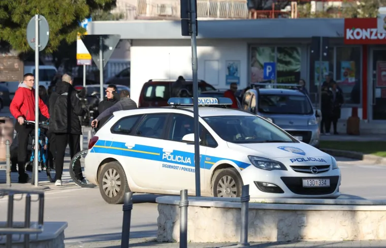 Mladić prijeti da će se baciti sa zgrade u Vodicama