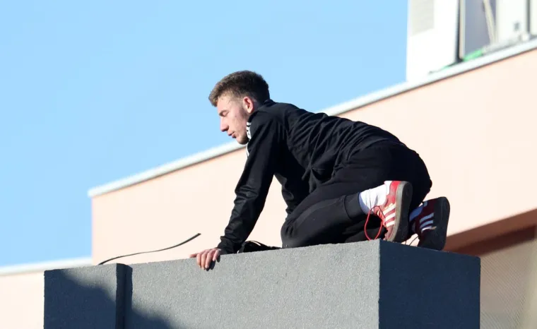 Mladić prijeti da će se baciti sa zgrade u Vodicama