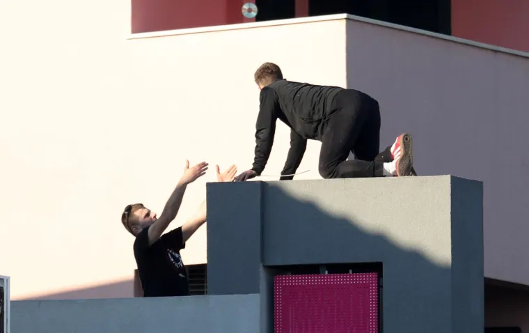 Mladić prijeti da će se baciti sa zgrade u Vodicama