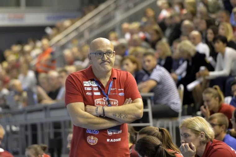 Legendarni hrvatski rukometaš i trener Zlatko Saračević preminuo u bolnici u Koprivnici od posljedica srčanog udara nakon utakmice njegove Podravke.
Photo: Marko Jurinec/PIXSELL