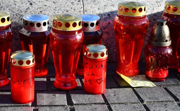 SLAVONSKI BROD ODAO POČAST ĐOLETU: Veliki plišanac, lampioni i dirljive poruke osvanuli na Korzu