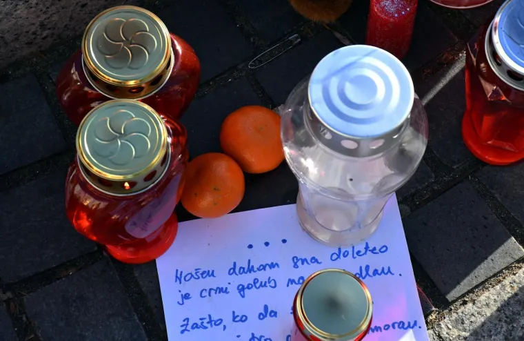SLAVONSKI BROD ODAO POČAST ĐOLETU: Veliki plišanac, lampioni i dirljive poruke osvanuli na Korzu