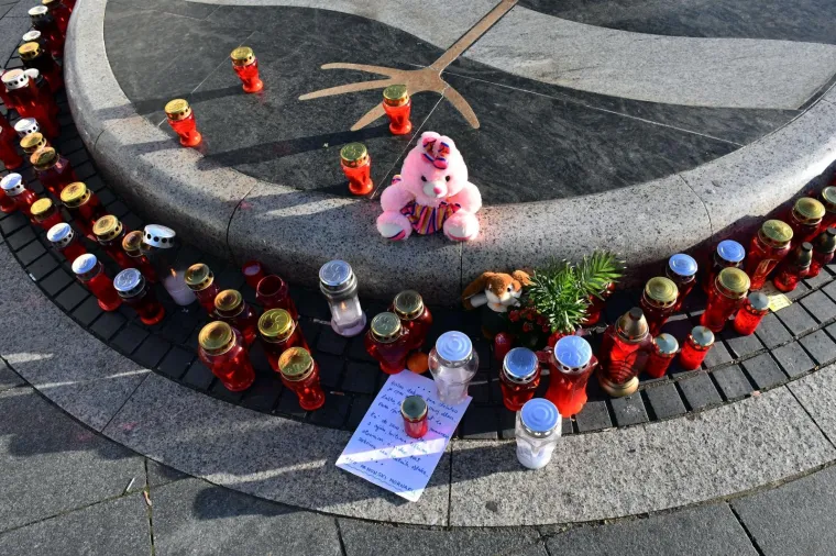 SLAVONSKI BROD ODAO POČAST ĐOLETU: Veliki plišanac, lampioni i dirljive poruke osvanuli na Korzu