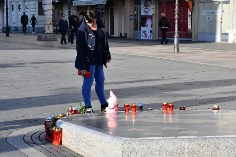 SLAVONSKI BROD ODAO POČAST ĐOLETU: Veliki plišanac, lampioni i dirljive poruke osvanuli na Korzu