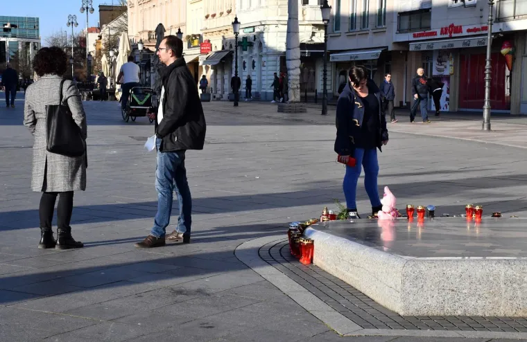 SLAVONSKI BROD ODAO POČAST ĐOLETU: Veliki plišanac, lampioni i dirljive poruke osvanuli na Korzu