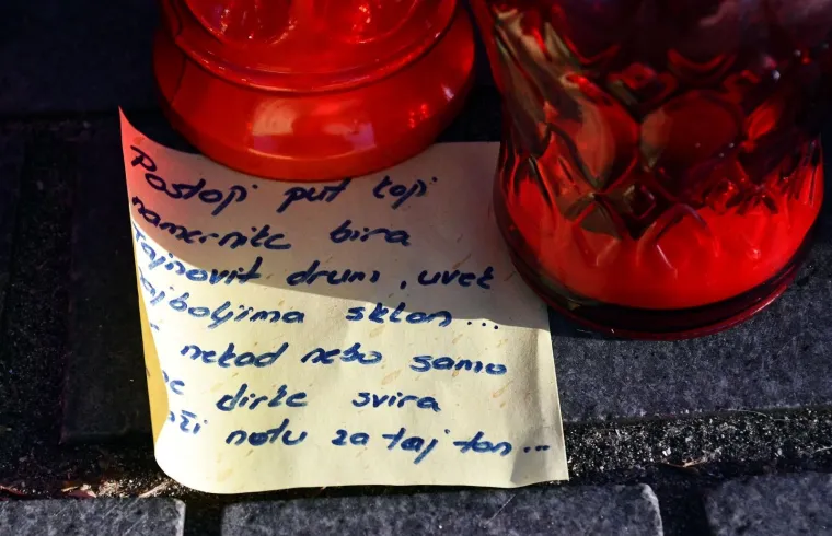 SLAVONSKI BROD ODAO POČAST ĐOLETU: Veliki plišanac, lampioni i dirljive poruke osvanuli na Korzu