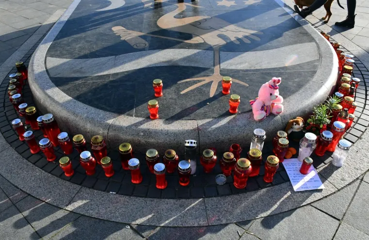 SLAVONSKI BROD ODAO POČAST ĐOLETU: Veliki plišanac, lampioni i dirljive poruke osvanuli na Korzu