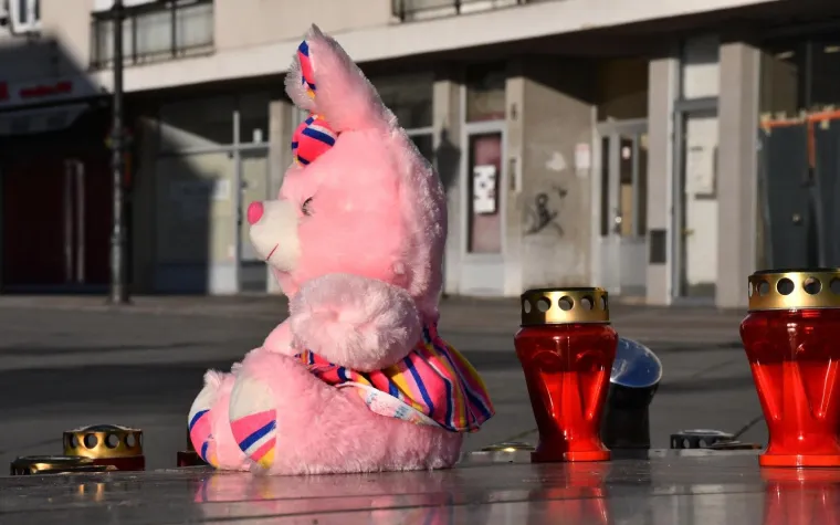 SLAVONSKI BROD ODAO POČAST ĐOLETU: Veliki pli&scaron;anac, lampioni i dirljive poruke osvanuli na Korzu