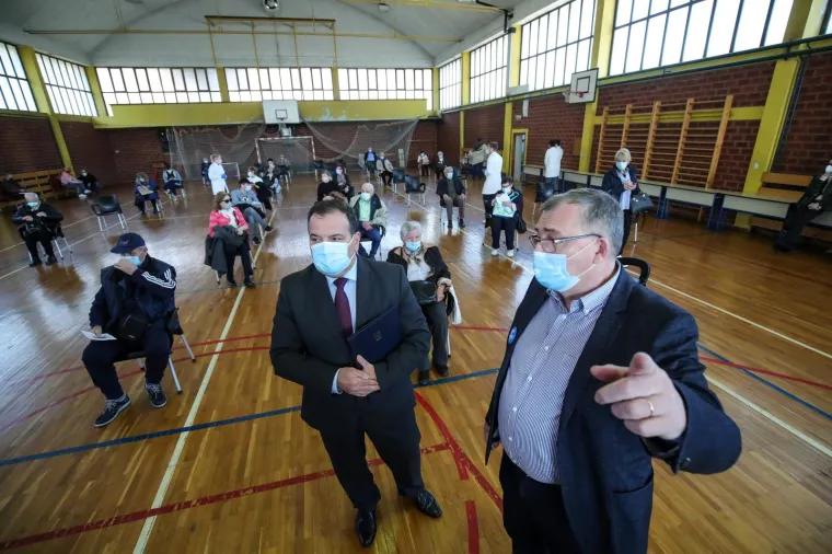 Iako imaju maske, jasno je da se smiju: Pogledajte srdačan pozdrav Bero&scaron;a i supruge predsjednika Milanovića!