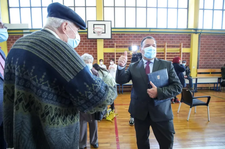 Iako imaju maske, jasno je da se smiju: Pogledajte srdačan pozdrav Bero&scaron;a i supruge predsjednika Milanovića!
