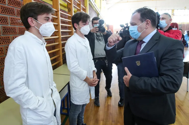 Iako imaju maske, jasno je da se smiju: Pogledajte srdačan pozdrav Bero&scaron;a i supruge predsjednika Milanovića!