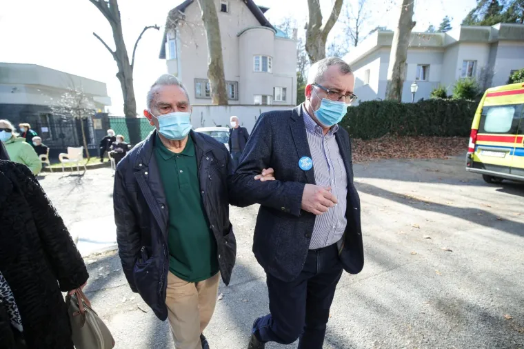 Iako imaju maske, jasno je da se smiju: Pogledajte srdačan pozdrav Bero&scaron;a i supruge predsjednika Milanovića!