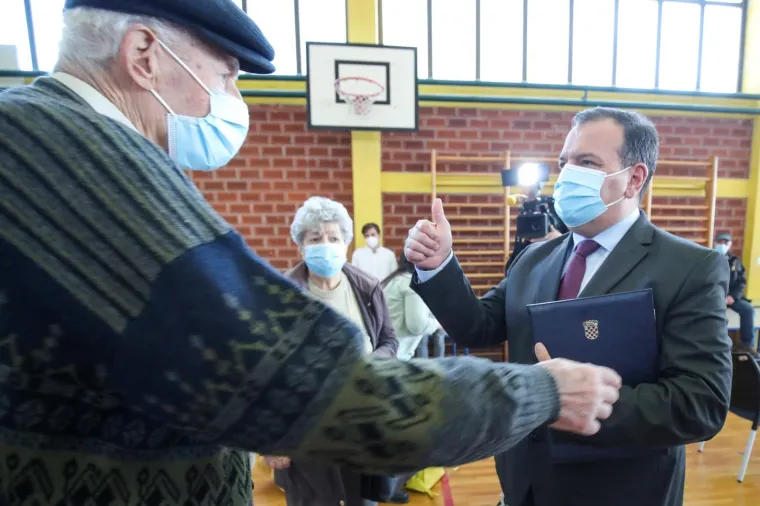 Iako imaju maske, jasno je da se smiju: Pogledajte srdačan pozdrav Bero&scaron;a i supruge predsjednika Milanovića!