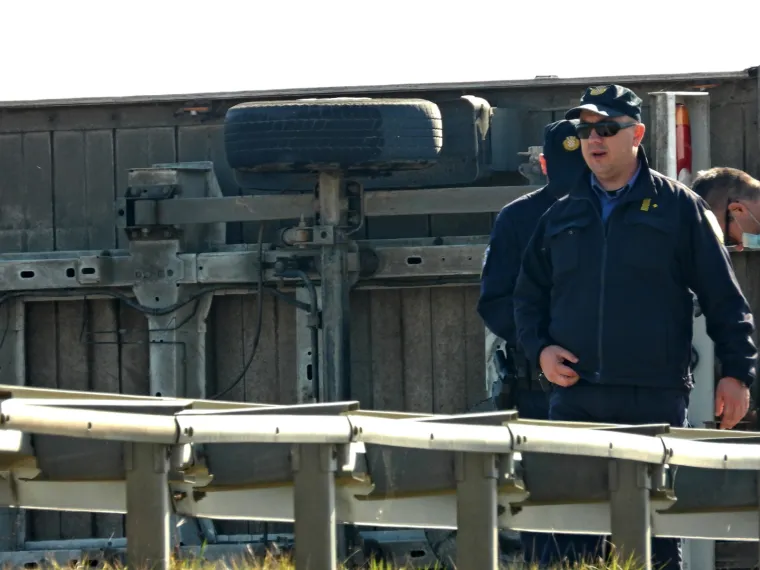 Te&scaron;ka nesreća kod Velike Gorice: Sudarili se kamion i dva auta, jedna osoba poginula