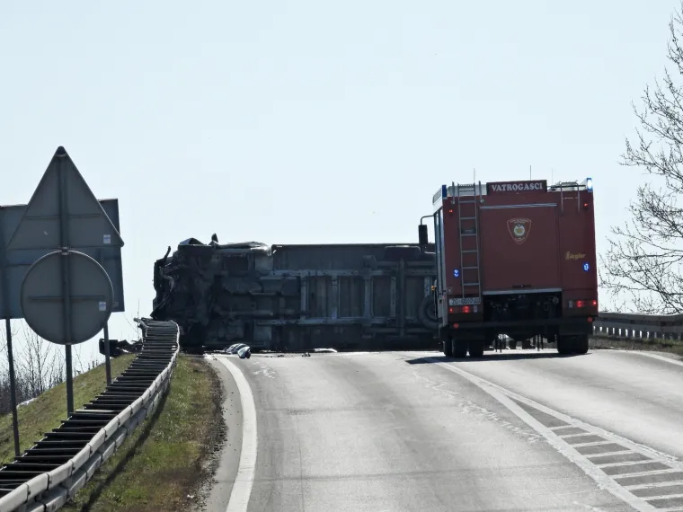 Te&scaron;ka nesreća kod Velike Gorice: Sudarili se kamion i dva auta, jedna osoba poginula