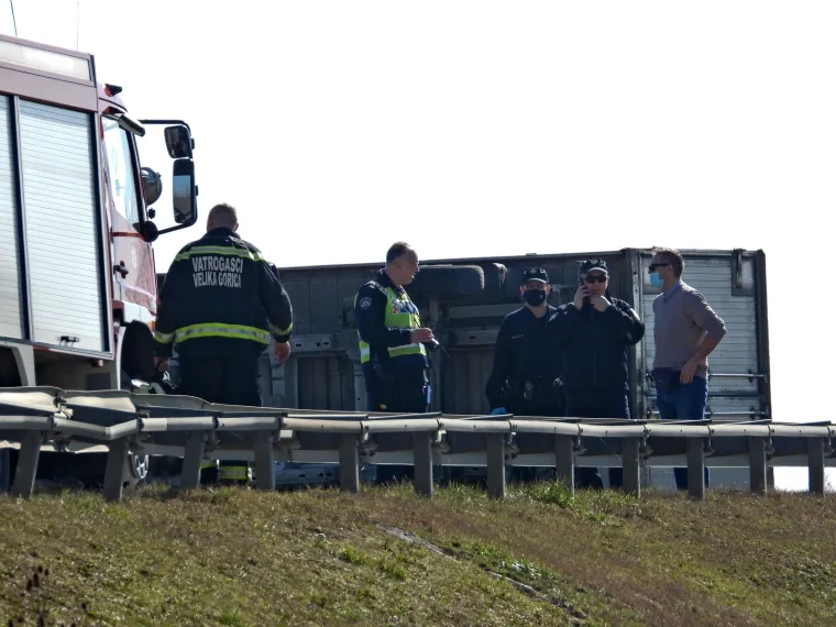 Te&scaron;ka nesreća kod Velike Gorice: Sudarili se kamion i dva auta, jedna osoba poginula