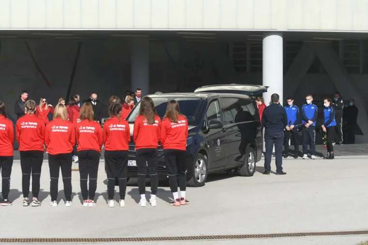 TUGA U KOPRIVNICI: Rukometašice Podravke oprostile se od svog trenera Zlatka Saračevića