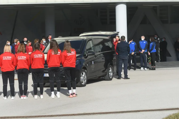 TUGA U KOPRIVNICI: Rukometašice Podravke oprostile se od svog trenera Zlatka Saračevića