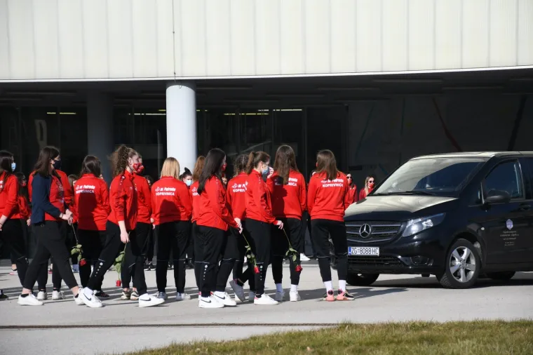 TUGA U KOPRIVNICI: Rukometašice Podravke oprostile se od svog trenera Zlatka Saračevića