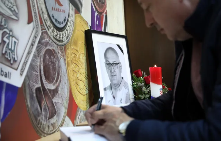 Hrvatski rukometni savez otvorio je Knjigu žalosti, za sve one koji žele posljednji put podijeliti svoje misli o na&scaron;oj rukometnoj legendi Zlatku Saračeviću. Među prvima upisao se kolega Lino Červar.