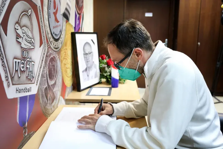 HRVATSKA SE OPRA&Scaron;TA OD SARAČEVIČA: HRS otvorio Knjigu žalosti, među prvima se upisao Lino Červar