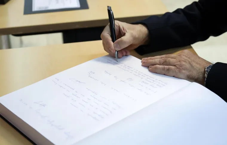 HRVATSKA SE OPRA&Scaron;TA OD SARAČEVIČA: HRS otvorio Knjigu žalosti, među prvima se upisao Lino Červar