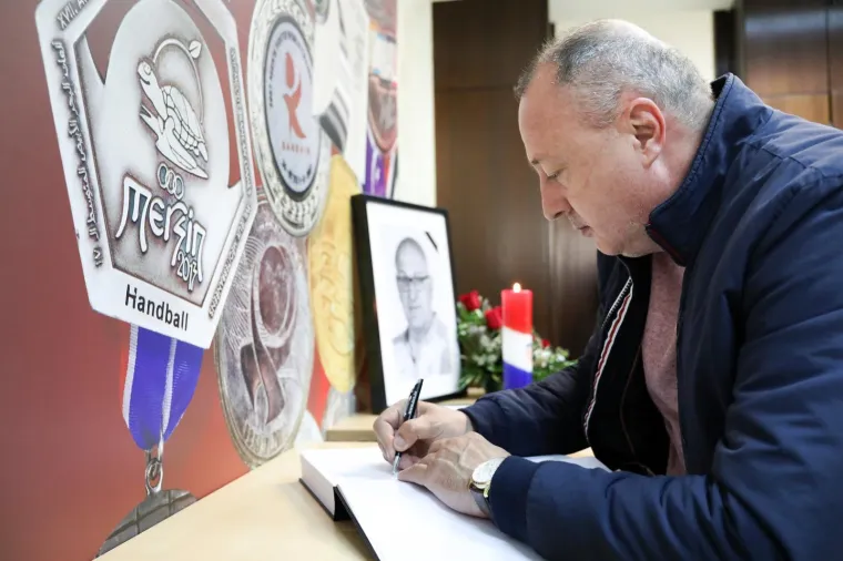 HRVATSKA SE OPRA&Scaron;TA OD SARAČEVIČA: HRS otvorio Knjigu žalosti, među prvima se upisao Lino Červar