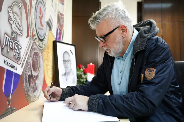 HRVATSKA SE OPRA&Scaron;TA OD SARAČEVIČA: HRS otvorio Knjigu žalosti, među prvima se upisao Lino Červar