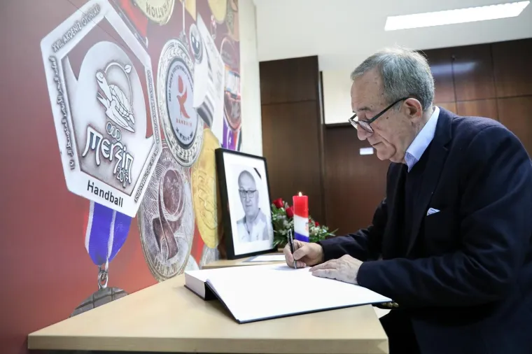 Hrvatski rukometni savez otvorio je Knjigu žalosti, za sve one koji žele posljednji put podijeliti svoje misli o na&scaron;oj rukometnoj legendi Zlatku Saračeviću. Među prvima upisao se kolega Lino Červar.