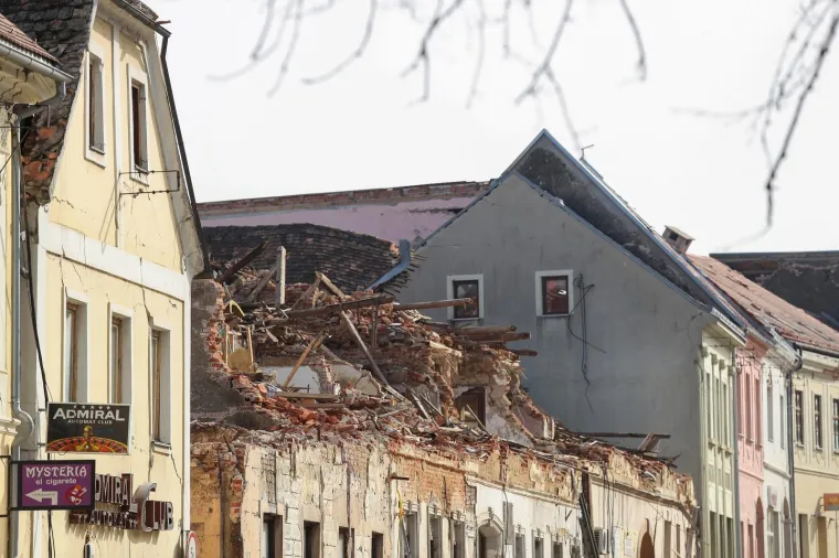 Pogledajte Petrinju nakon dana&scaron;njeg potresa: Uru&scaron;ilo se jo&scaron; zgrada, centar zatvoren za pje&scaron;ake!