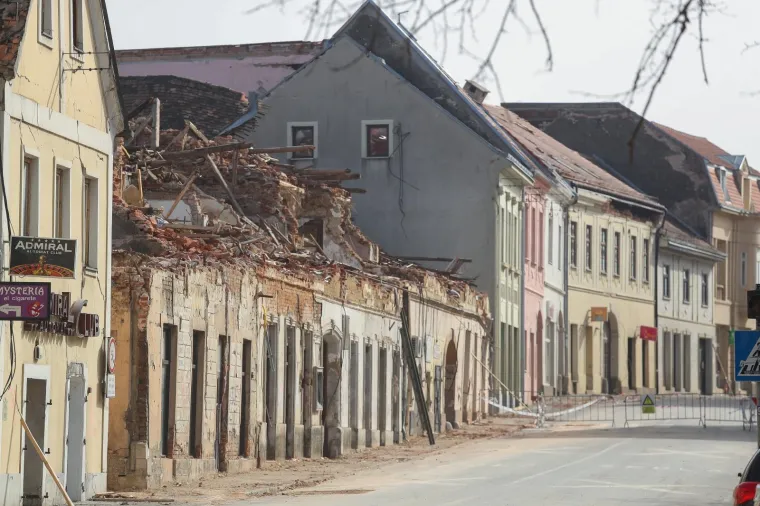 Pogledajte Petrinju nakon dana&scaron;njeg potresa: Uru&scaron;ilo se jo&scaron; zgrada, centar zatvoren za pje&scaron;ake!