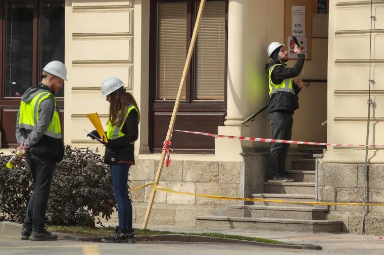 Pogledajte Petrinju nakon dana&scaron;njeg potresa: Uru&scaron;ilo se jo&scaron; zgrada, centar zatvoren za pje&scaron;ake!