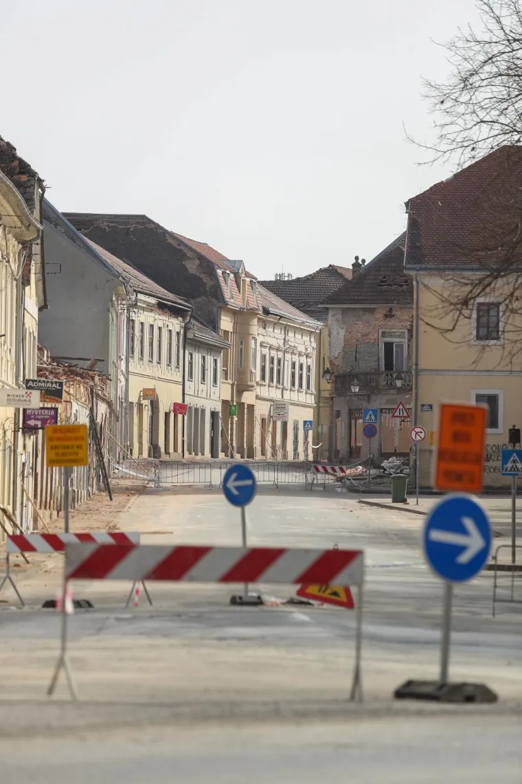 Pogledajte Petrinju nakon dana&scaron;njeg potresa: Uru&scaron;ilo se jo&scaron; zgrada, centar zatvoren za pje&scaron;ake!