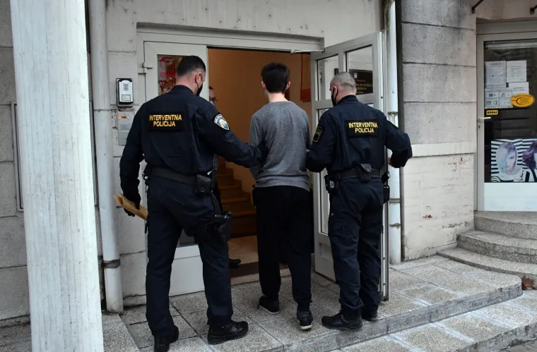 Privođenje osumnjičenog 21-godi&scaron;njaka u Županijsko državno odvjetni&scaron;tvo u Slavonskom Brodu ,kojega se sumnjiči za ubojstvo oca u obiteljskoj kući pokraj Slavonskog Broda. Photo: Ivica Galovic/PIXSELL