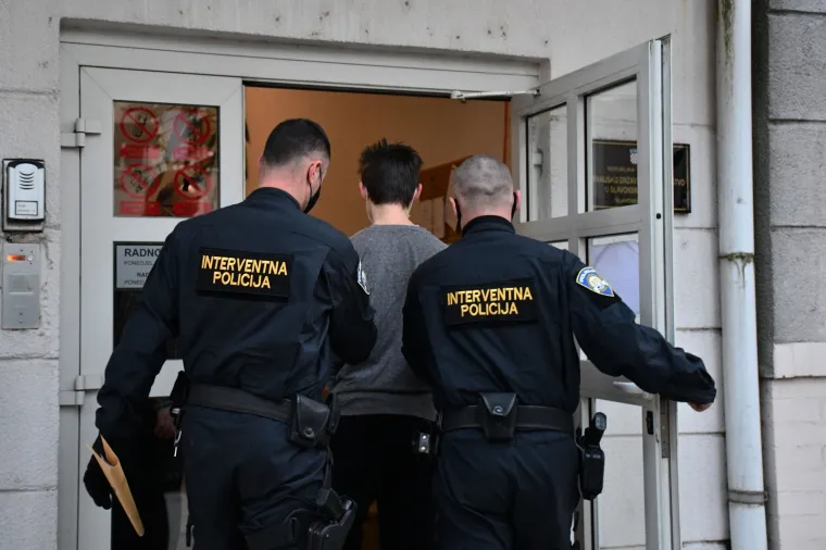 HOROR KOD SLAVONSKOG BRODA: Priveden mladić (21) kojeg se sumnjiči za ubojstvo oca