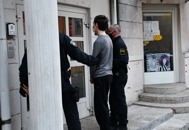 HOROR KOD SLAVONSKOG BRODA: Priveden mladić (21) kojeg se sumnjiči za ubojstvo oca