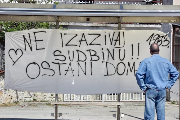 22. 4. 2020. Na autobusnoj stanici u Bilicama kraj &Scaron;ibenika plakat s porukom "Ne izazivaj sudbinu Ostani Doma".