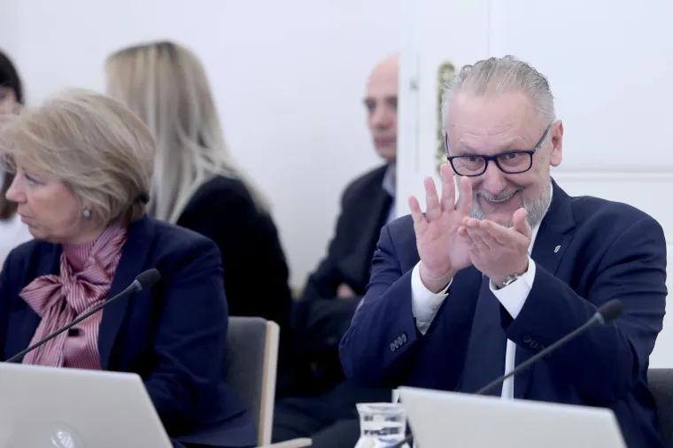 27.02.2020. Na 209. sjednici Vlada RH je, uz ostalo, raspravljala o aktualnom stanju i poduzetim mjerama na suzbijanju koronavirusa u Republici Hrvatskoj. Davor Bozinović se prije sjednice &scaron;alio s kolegama da &scaron;iri koronavirus