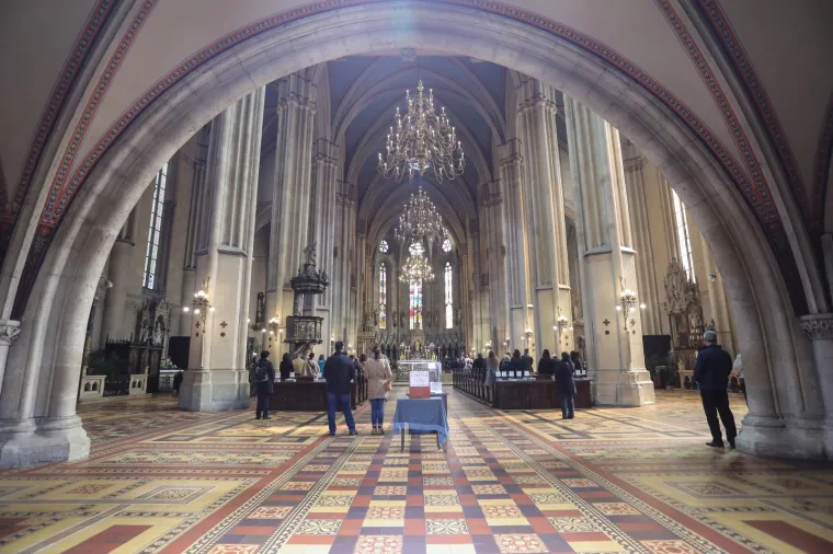 Slaba posjećenost na misi u Zagrebačkoj katedrali zbog straha od koronavirusa.