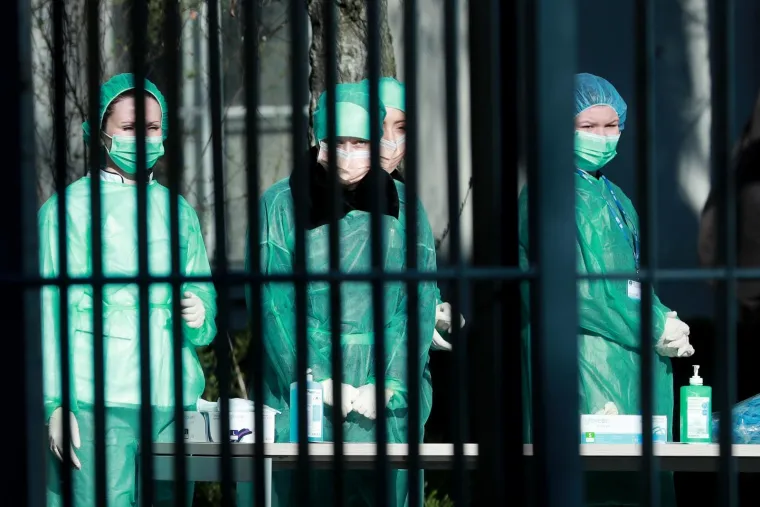 16.03.2020. Bolnica Sestara Milosrdnica u Zagrebu. Postrožene mjere ulaza u Vinogradsku bolnicu. Osim postavljanja ograde na ulazu je osiguranje te veliki broj bolničara koji provjeravaju građane koji žele ući u bolnicu te se veliki broj posjetitelja udaljava iz kruga bolnice.