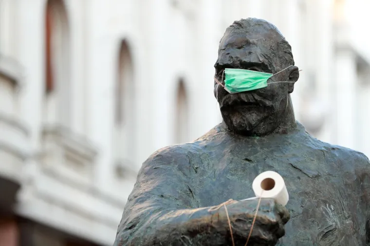 17.03.2020. Spomenik Stjepanu Radiću u Juri&scaron;ićevoj ulici "ukra&scaron;en" za&scaron;titnom maskom i toaletnim papirom.