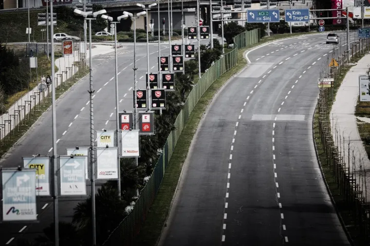 25.03.2020.Sve velike prometnice u gradu Splitu gotovo su potpuno prazne zbog raznih restrikcija kretanja zbog pandemije koronavirusa.