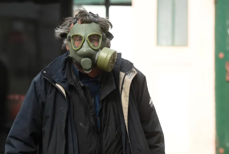 27.03.2020. Stanovnik u centru Zagreba sa za&scaron;titnom maskom vojne proizvodnje