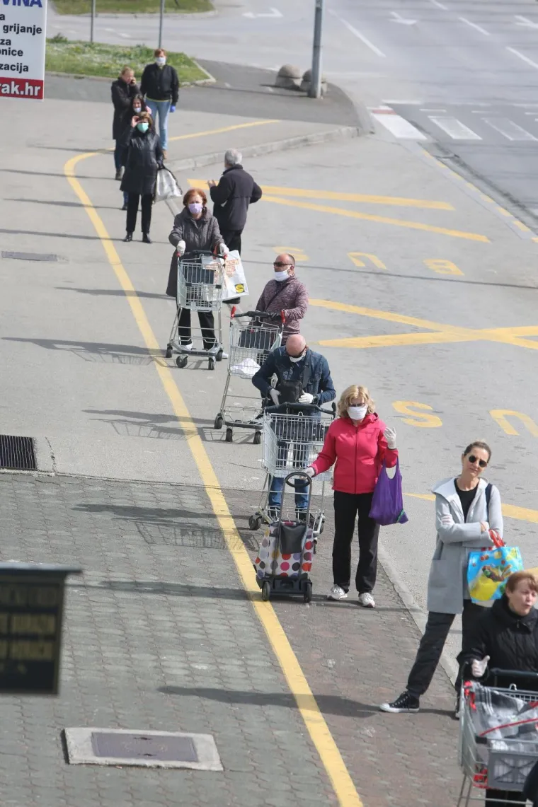 28.03.2020. Zbog epidemije koronavirusa u trgovačke centre pu&scaron;taju određeni broj kupaca zbog čega građani čekaju vani u redovima. Karlovčani su jutros ispred Kauflanda stajali u redu s razmakom, brojni s maskama i rukavicama.