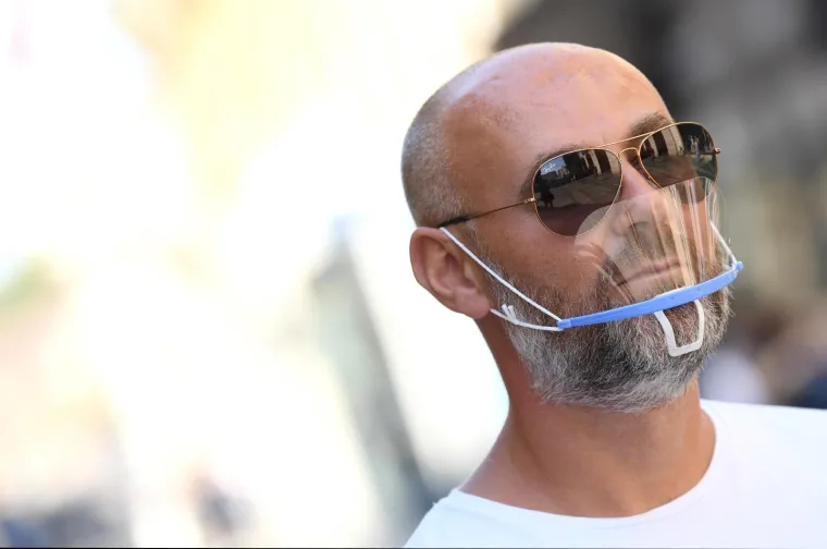 29.08.2020. Nova moderna maska za sprječavanje korone, vizir s donje strane gdje koža di&scaron;e i osoba ima zraka te se osobu lak&scaron;e razumije kad priča.