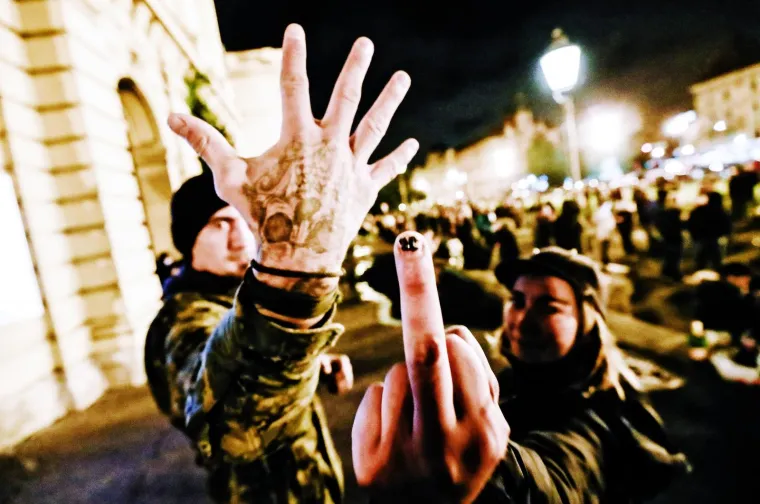 17.10.2020. Ispred Hrvatskog narodnog kazali&scaron;ta u Zagrebu veliki broj mladih ljudi se zabavlja ne po&scaron;tivajući preporuke Stožera o distanci i no&scaron;enju maski.