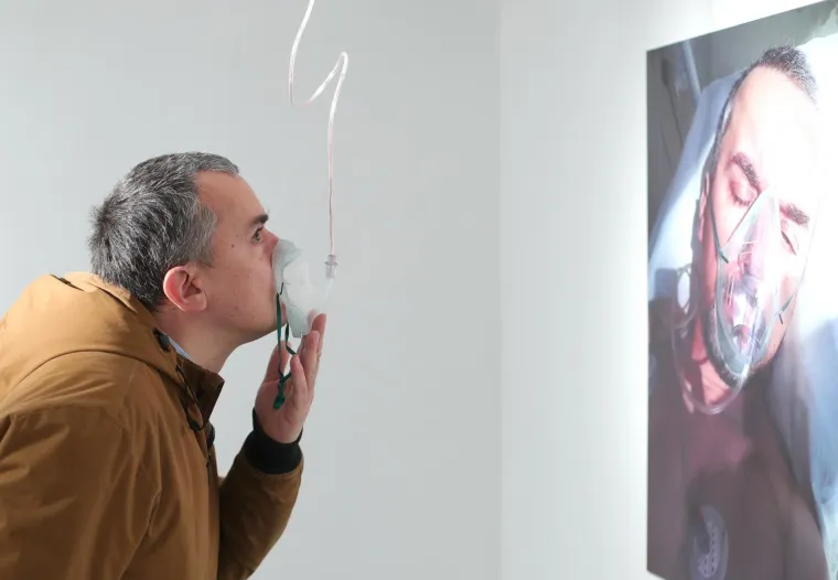 23.11.2020. U Galeriji f8 Akademije dramske umjetnosti na Trgu Republike Hrvatske 8 u Zagrebu, otvorena je izložba fotografija "Otpusno pismo" profesora zagrebačke Akademije dramske umjetnosti Darija Petkovića. Riječ je o bolničkom fotografskom dnevniku umjetnika, nastalom tijekom mjesec dana boravka na jedinici intenzivnog liječenja uslijed infekcije koronavirusom.