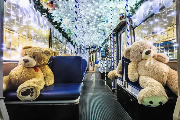 09.12.2020., U jutarnjim satima dok Osijek jo&scaron; spava tramvaj u garaži osječkog GPP-a pregledan i dezinficiran te spremno čeka na vožnju, a pli&scaron;ani medvjedići sjede kao putnici kako bi zbog epidemiolo&scaron;kih mjera održavali distancu među putnicima.