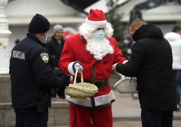 12.12.2020., Djed Božićnjak s maskom zbog covida-19 razveselio je one najmlađe, ali i policiju u Zagrebu.