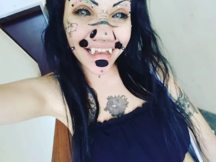 Treće su si ugradile vampirske zube i izbušile cijelo lice...